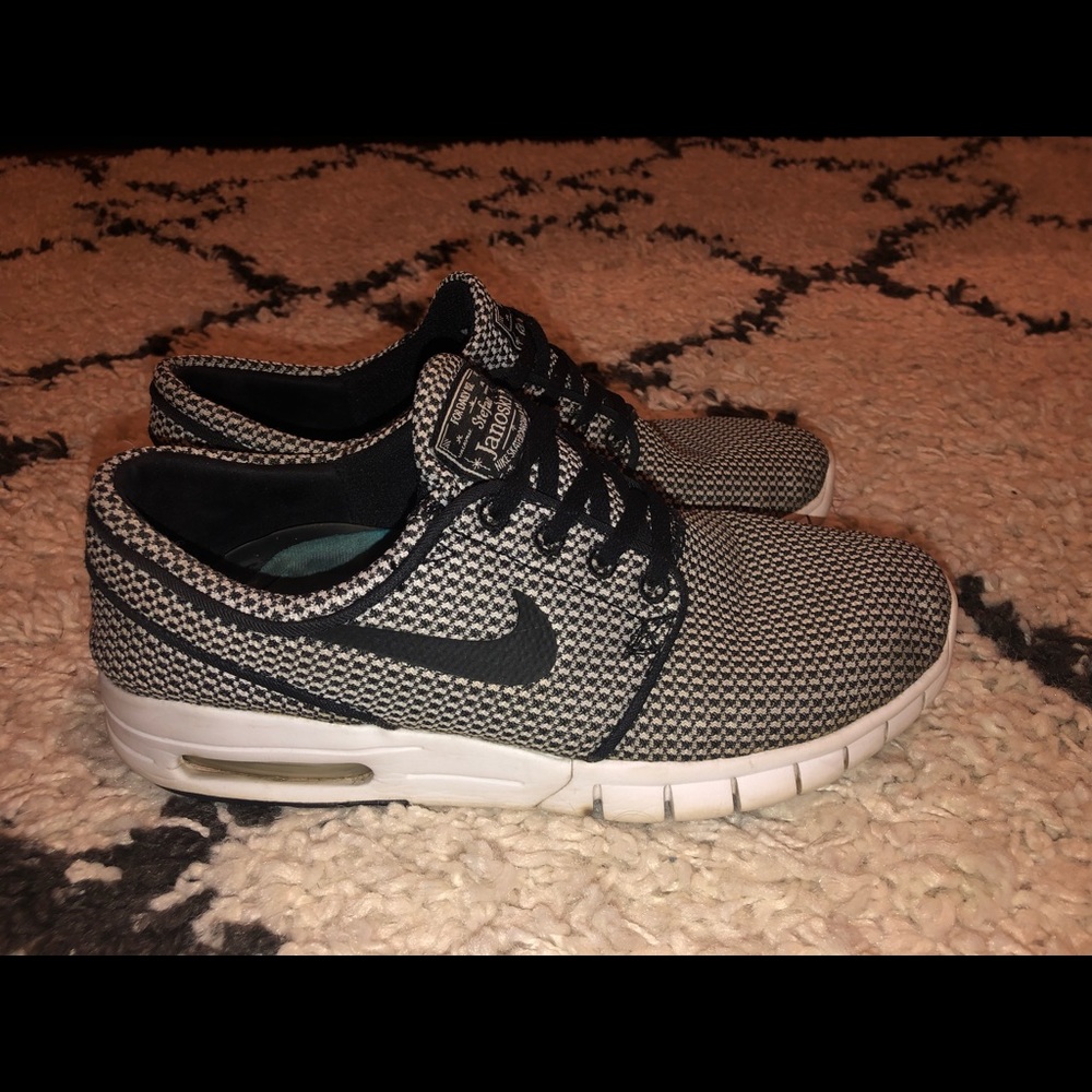 NIKE STEFAN JANOSKI WHITE & BLACK TENNIS SHOE SZ 7